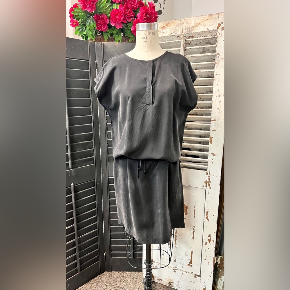 Humanoid black mage style dress